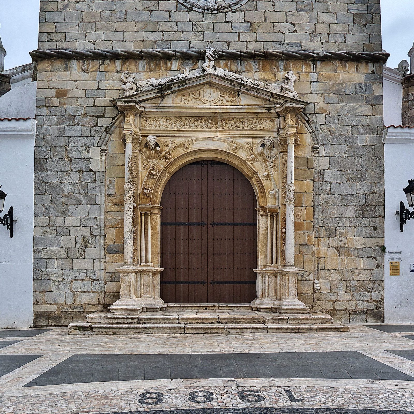 Iglesia_de_Santa_María_Magdalena_(Olivenza)._Portada_principal (1)